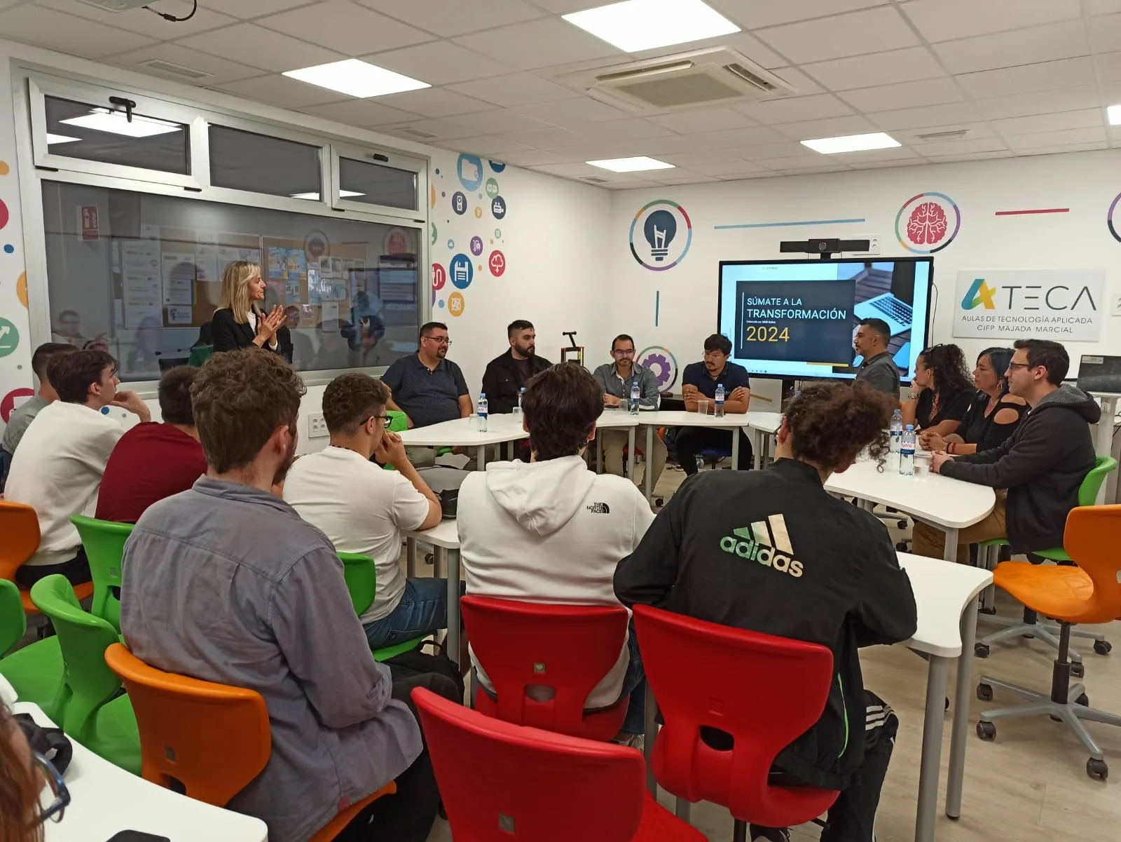 Alumnos participando en mesa redonda sobre desarrollo web en Fuerteventura